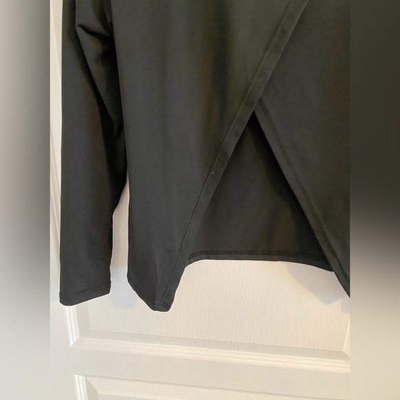 Black Open Back Turtleneck Top - Picture 3 of 4